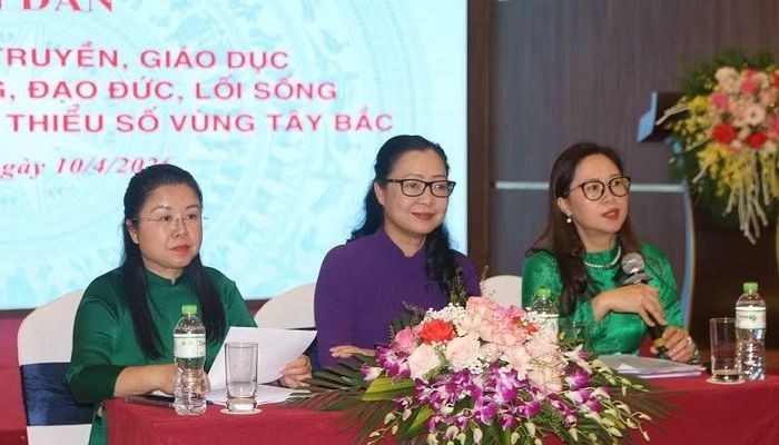 Các đại biểu trao đổi, thảo luận thực hiện các mô hình tuyên truyền cho học sinh dân tộc thiểu số hiệu quả.