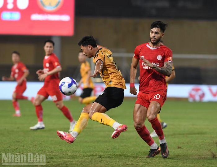 Hai đội tạm hòa nhau 0-0 sau hiệp 1. (Ảnh: TRẦN HẢI)