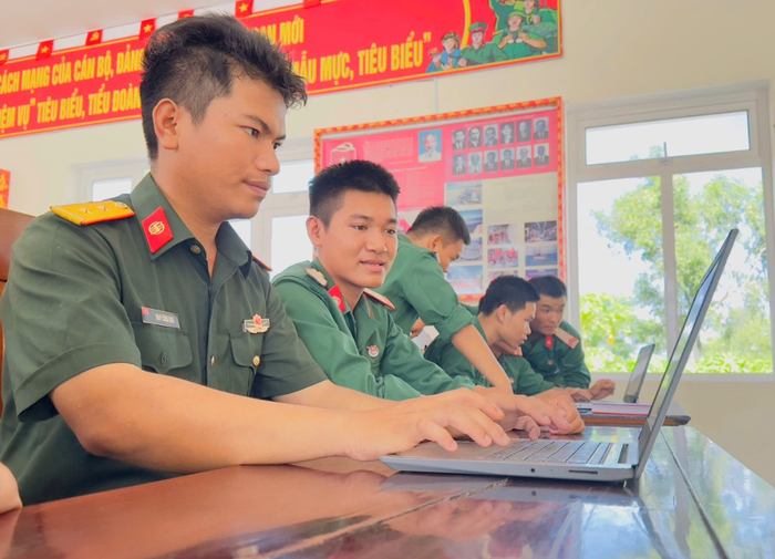 Cán bộ, chiến sĩ Lữ đoàn 573 xây dựng chương trình “Ngày thứ năm pháp luật”.
