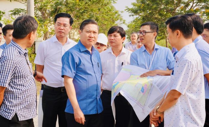 Phó Chủ tịch UBND thành phố Đà Nẵng Phan Thái Bình cùng lãnh đạo sở, ngành và địa phương đi kiểm tra thực tế tại phường An Thắng.