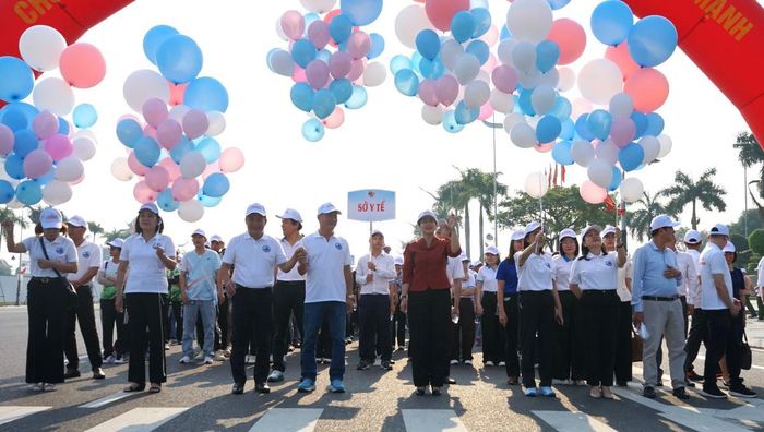 Lãnh đạo UBND thành phố Đà Nẵng cùng các sở, ngành tham gia đi bộ hưởng ứng Ngày sức khỏe toàn dân.