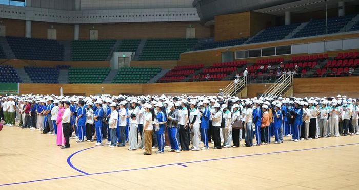Đông đảo người dân tham gia lễ mít-tinh phát động Ngày Sức khỏe toàn dân.