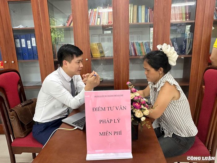 Luật sư Nguyễn Hoài Nam hỗ trợ, tư vấn pháp lý miễn phí cho người dân.