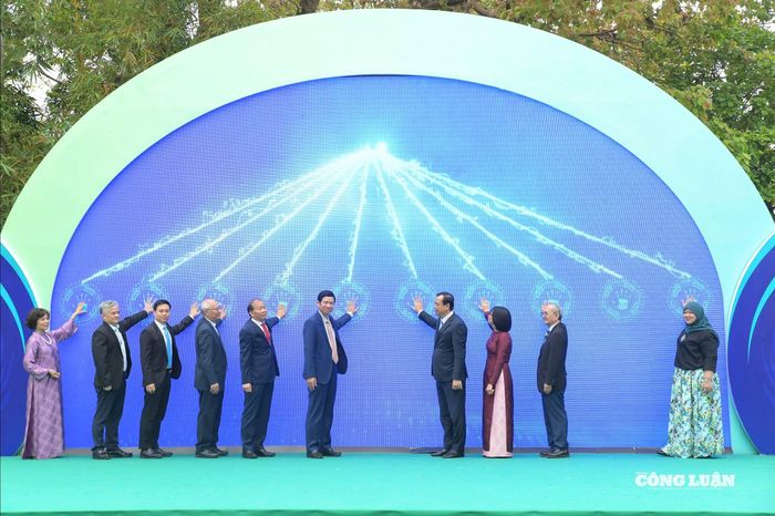 Đại biểu nhấn nút khai mạc Hội chợ Du lịch Quốc tế Việt Nam (VITM) lần thứ 15 năm 2026.