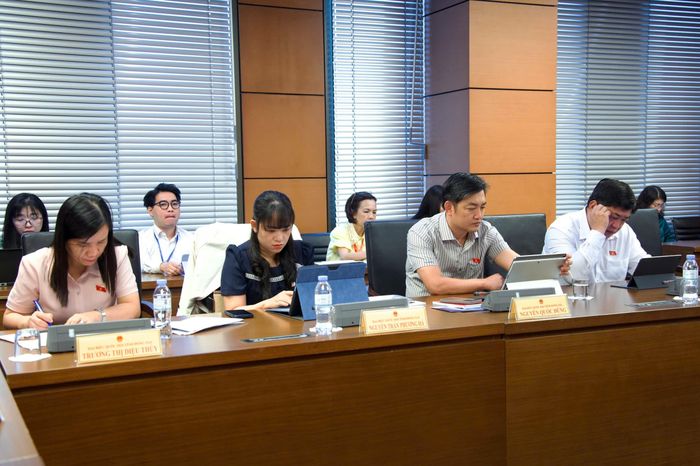 Các đại biểu dự phiên họp.