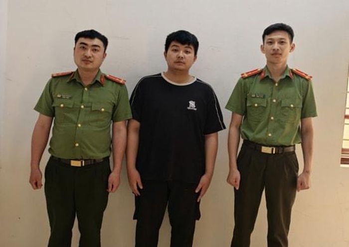Đối tượng Nguyễn Như Nghĩa ra đầu thú tại Cơ quan điều tra - Ảnh: Công an Lạng Sơn