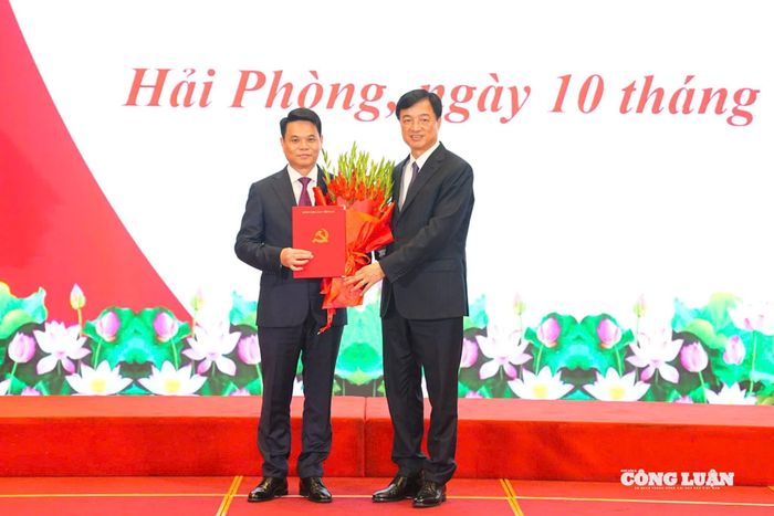 Ủy viên Bộ Chính trị, Bí thư Trung ương Đảng, Trưởng Ban Tổ chức Trung ương Nguyễn Duy Ngọc trao quyết định của Bộ Chính trị cho ông Lê Ngọc Châu.