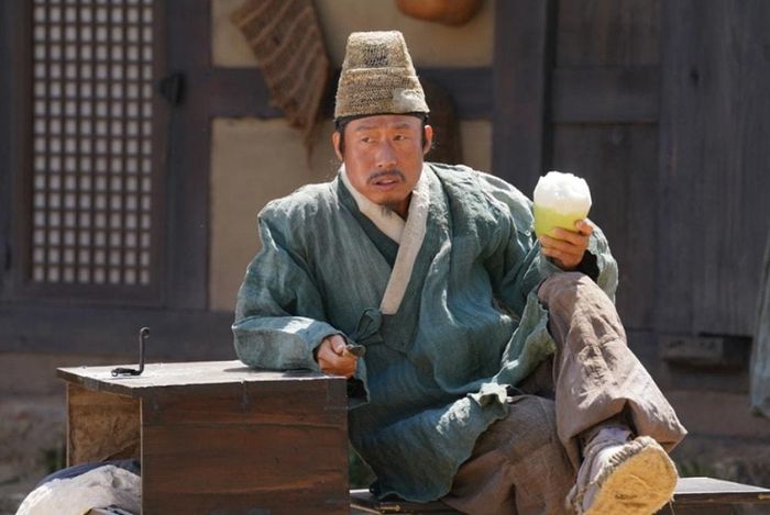 Diễn viên Yoo Hai Jin trong vai trưởng làng. Ảnh: CGV Cinemas Vietnam