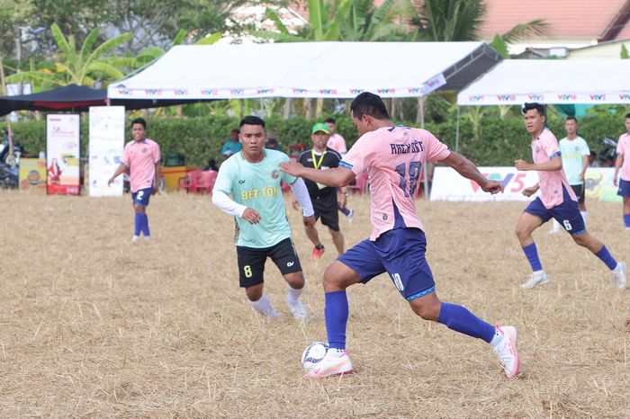 Những pha tranh chấp quyết liệt, hấp dẫn thu hút đông đảo khán giả đến cổ vũ.