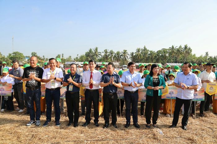 Ban Tổ chức chụp ảnh lưu niệm tại lễ khai mạc giải bóng đá.