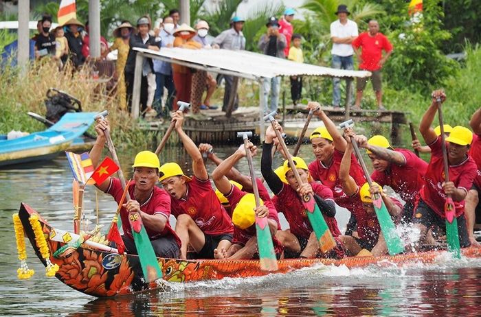 Đua ghe ngo - nét sinh hoạt văn hóa đặc sắc, tạo không khí vui tươi, đoàn kết trong các dịp lễ, tết của đồng bào Khmer (Ảnh MH).