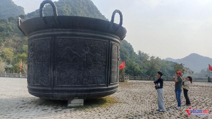 Chiếc vạc được đặt trên Bếp Trời cổ xưa.
