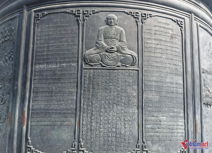 Mặt chính của chiếc vạc đồng chạm khắc hình ảnh, thông tin về thân thế và sự nghiệp của Thiền sư Nguyễn Minh Không (bằng Tiếng Việt, Tiếng Anh và Tiếng Hán). 