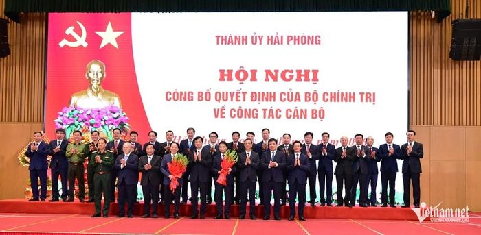 Trưởng ban Tổ chức Trung ương Nguyễn Duy Ngọc tặng hoa chúc mừng tập thể lãnh đạo TP Hải Phòng