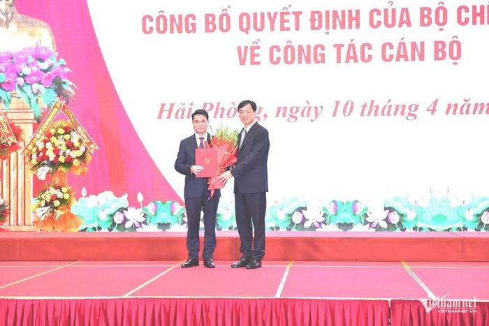 Trưởng ban Tổ chức Trung ương Nguyễn Duy Ngọc trao quyết định chuẩn y ông Lê Ngọc Châu làm Bí thư Thành ủy Hải Phòng