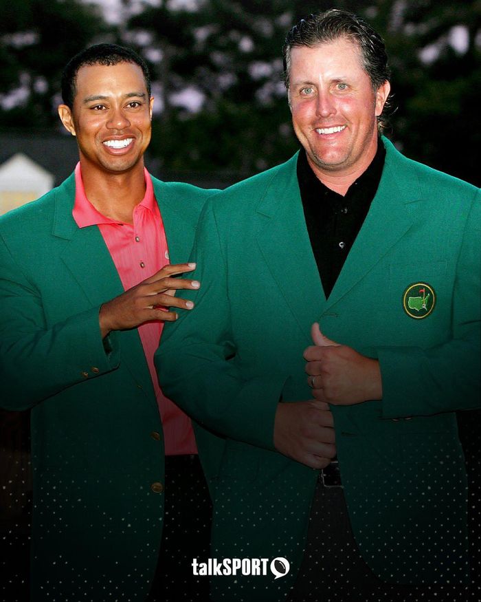 Woods khoác áo xanh cho Mickelson tròn 20 năm trước. Ảnh: X/talkSPORT