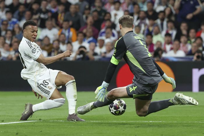 Mbappe bỏ lỡ nhiều pha bóng thuận lợi, dù ghi 1 bàn. Ảnh: EFE