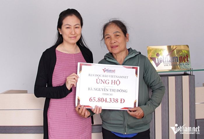 Đại diện Báo VietNamNet trao số tiền 65.804.338 đồng tới bà Nguyễn Thị Đông. Ảnh: Hà Nguyễn