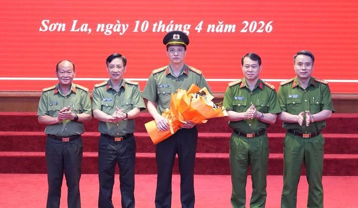 Lãnh đạo Công an tỉnh Sơn La tặng hoa chúc mừng Thượng tá Nguyễn Xuân Trung, Phó Giám đốc Công an tỉnh Sơn La nhận nhiệm vụ mới. Ảnh: CACC
