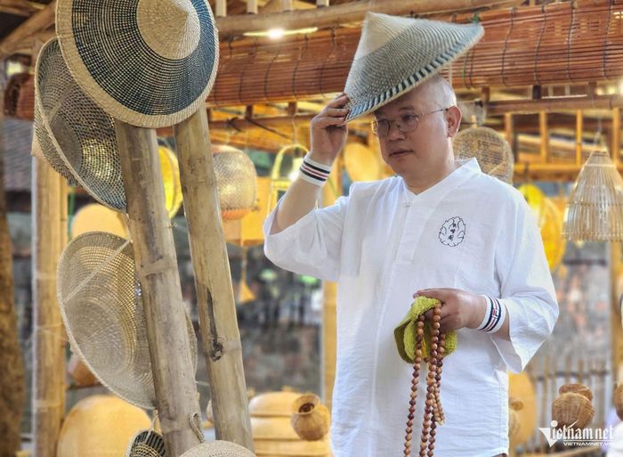 Du khách hào hứng trải nghiệm không gian sáng tạo.