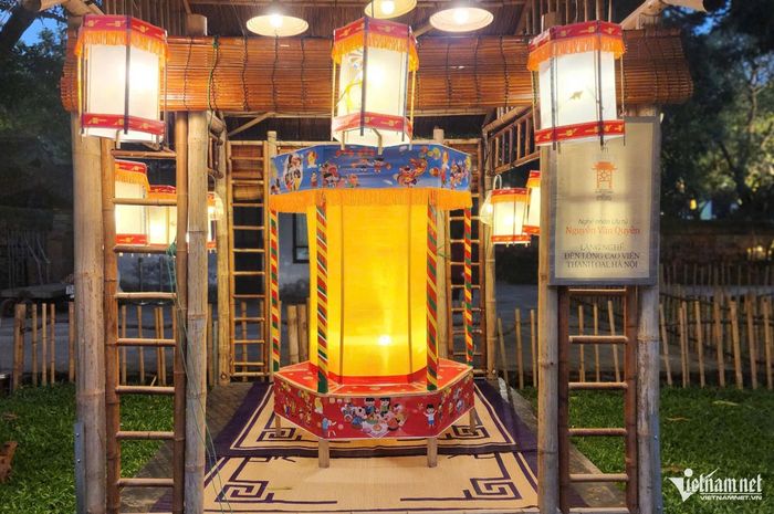 Những chiếc đèn lồng cỡ lớn được các nghệ nhân kỳ công thực hiện.
