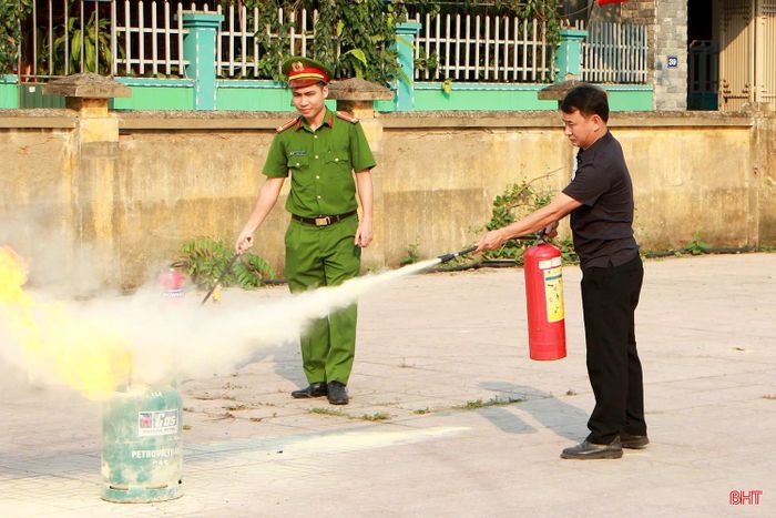 Đặc biệt, các học viên được thực hành sử dụng một số phương tiện chữa cháy tại chỗ như: bình chữa cháy xách tay, kỹ năng xử lý tình huống cháy giả định, nâng cao khả năng ứng phó khi có sự cố xảy ra. Các nội dung tập huấn đã góp phần nâng cao ý thức, kỹ năng xử lý tình huống cháy, nổ cho lực lượng tại chỗ.