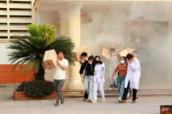 Học viên còn được hướng dẫn các biện pháp đảm bảo an toàn, CNCH và kỹ năng thoát nạn khi xảy ra sự cố.