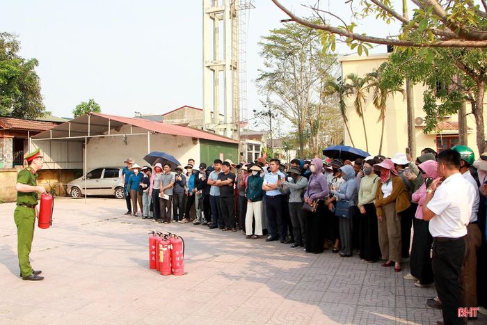 Trung tâm Y tế Can Lộc vừa phối hợp với Phòng Cảnh sát PCCC&CNCH Công an Hà Tĩnh tổ chức lớp huấn luyện nghiệp vụ PCCC&CNCH cho gần 200 học viên là cán bộ, nhân viên trung tâm và lực lượng PCCC cơ sở tại các trường học trên địa bàn các xã Can Lộc, Tùng Lộc, Xuân Lộc, Gia Hanh và Trường Lưu.