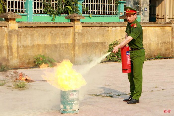 Tại lớp tập huấn, học viên được trang bị những kiến thức cơ bản về cháy, nổ; nguyên nhân, nguy cơ mất an toàn PCCC; quy trình xử lý, tổ chức chữa cháy tại các cơ sở như bệnh viện, trường học...