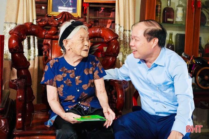 Cấp ủy, chính quyền phường Sông Trí luôn xác định công tác dân vận là nhiệm vụ trọng tâm, thường xuyên, gắn với lãnh đạo, điều hành và phục vụ Nhân dân. Trong ảnh: Bí thư Đảng ủy phường Sông Trí Nguyễn Hoài Sơn thăm hỏi các gia đình chính sách nhân dịp tết 2026.