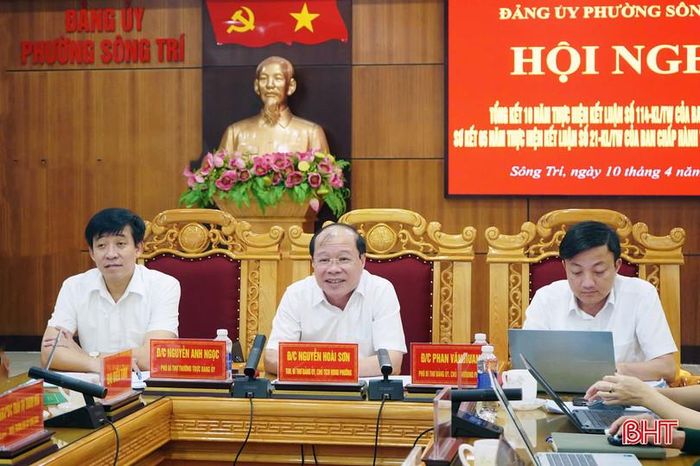 Chủ trì hội nghị.