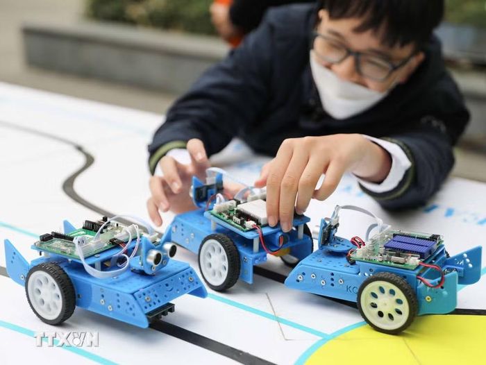 Học sinh Hà Nội cập nhật, trau dồi những kiến thức mới trong hoạt động giáo dục STEM. (Ảnh: Thanh Tùng/TTXVN)