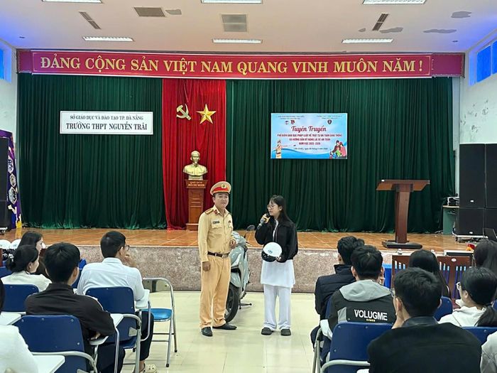 Hướng dẫn kỹ năng tham gia giao thông an toàn, giao lưu trực tiếp với học sinh tại buổi tuyên truyền Luật Trật tự an toàn giao thông ở Trường THPT Nguyễn Trãi.