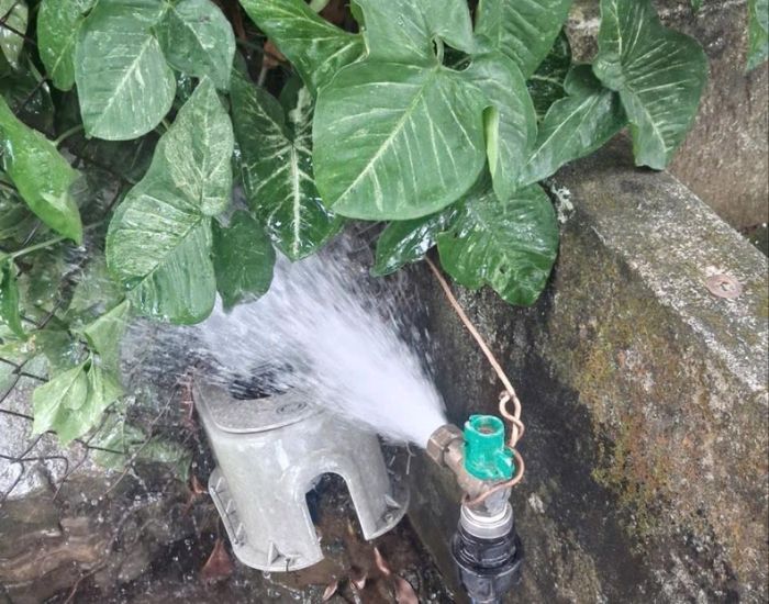 Địa phương phối hợp với đơn vị cấp nước triển khai phương án điều tiết áp lực theo khung giờ cố định trong ngày. Ảnh: KHÁNH HUYỀN
