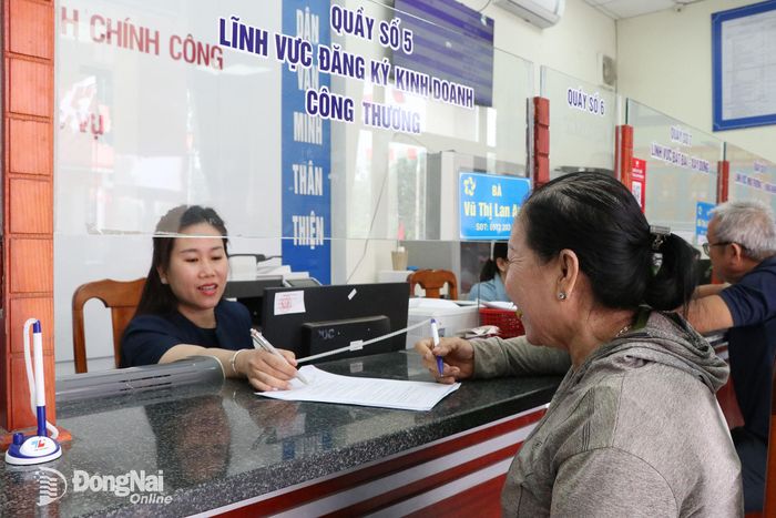 Người dân thực hiện các thủ tục hành chính tại Trung tâm Phục vụ hành chính công xã Tân An. Ảnh: Tố Tâm