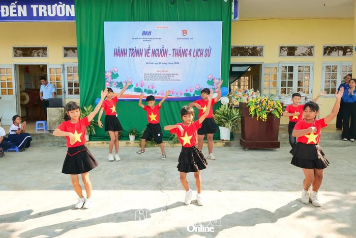 Tiết mục văn nghệ của các học sinh. 