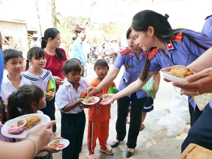 Đoàn viên trao tận tay các phần ăn "0 đồng" cho học sinh.