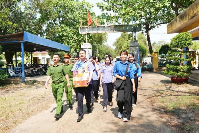  Đoàn viên, thanh niên đến dâng hương tại di tích Đề pô xe lửa Tháp Chàm. 