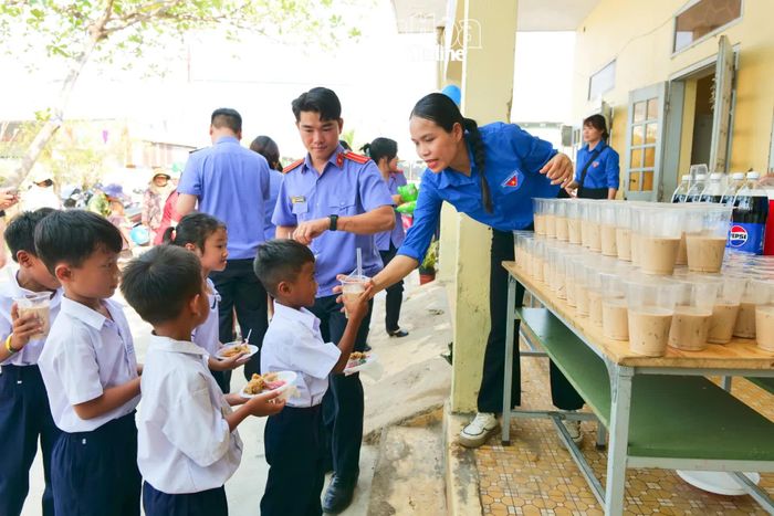 Không khí sôi nổi tại các gian hàng “0 đồng”, thu hút đông đảo học sinh tham gia.
