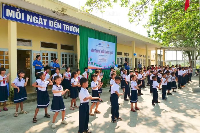 Tiết mục đồng diễn của các học sinh tạo điểm nhấn sinh động cho chương trình.