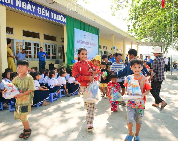 Các em nhỏ vui mừng khi nhận quà từ chương trình.