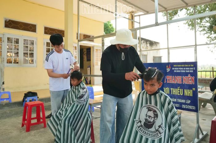 Trong khuôn khổ chương trình, đoàn viên, thanh niên cắt tóc miễn phí cho học sinh.