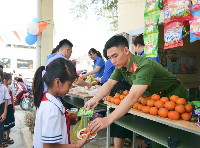 Rất nhiều món ăn "0 đồng" phục vụ các em nhỏ.