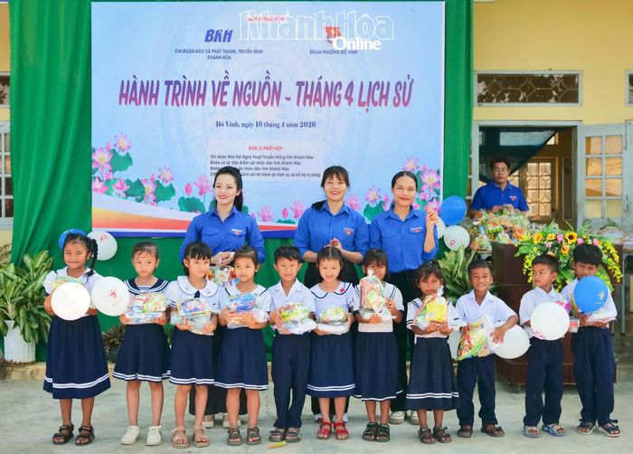 Các đoàn viên trao quà cho học sinh Trường Tiểu học Nhơn Sơn A.