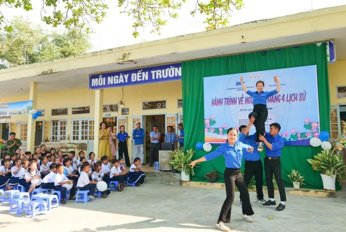 Tiết mục văn nghệ do Chi đoàn Nhà hát Nghệ thuật truyền thống tỉnh Khánh Hòa biểu diễn.