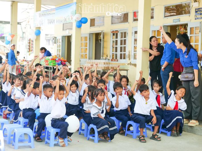 Học sinh hào hứng tham gia các hoạt động tập thể.