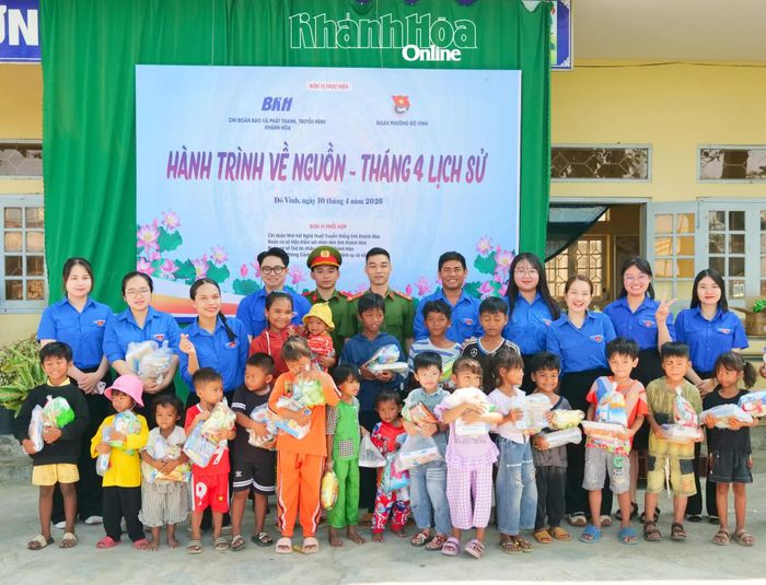 Các đoàn viên, thanh niên trao quà cho các em nhỏ tại địa phương đến tham gia chương trình.