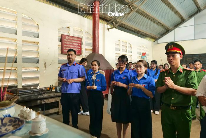 Đoàn viên, thanh niên thành kính dâng hương, tưởng niệm và tri ân các thế hệ đi trước.