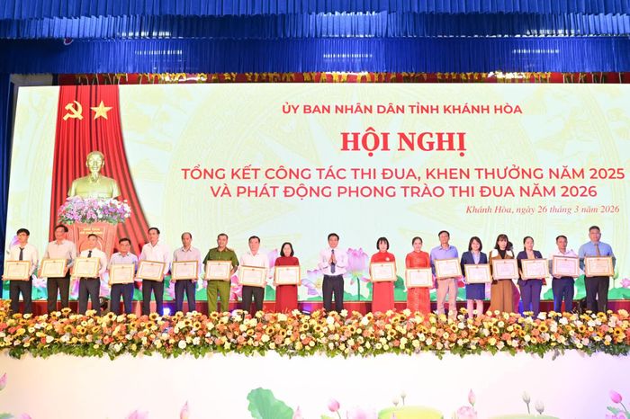 Đồng chí Lữ Thanh Hải - Ủy viên Ban Thường vụ Tỉnh ủy, Phó Chủ tịch HĐND tỉnh trao bằng khen của UBND tỉnh cho các tập thể xuất sắc tại Hội nghị tổng kết công tác thi đua, khen thưởng năm 2025 và phát động phong trào thi đua năm 2026. Ảnh: VĨNH THÀNH