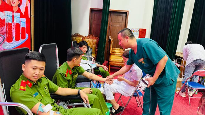 Cán bộ, chiến sĩ lực lượng vũ trang tích cực tham gia hiến máu. 